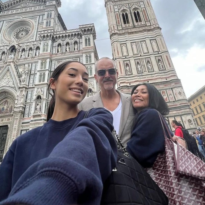 <p>Penyanyi Anggun C. Sasmi dikaruniai seorang putri bernama Kirana Cipta Montana dari pernikahannya dengan penulis asal Prancis, Cyril Montana. Pada tahun 2018, Anggun menikah kembali dengan suaminya, Christian Kretschmar. Kini, Anggun menetap di Prancis dan menikmati kesehariannya bersama sang suami serta putri semata wayangnya. (Foto: Instagram @anggun_cipta)</p>