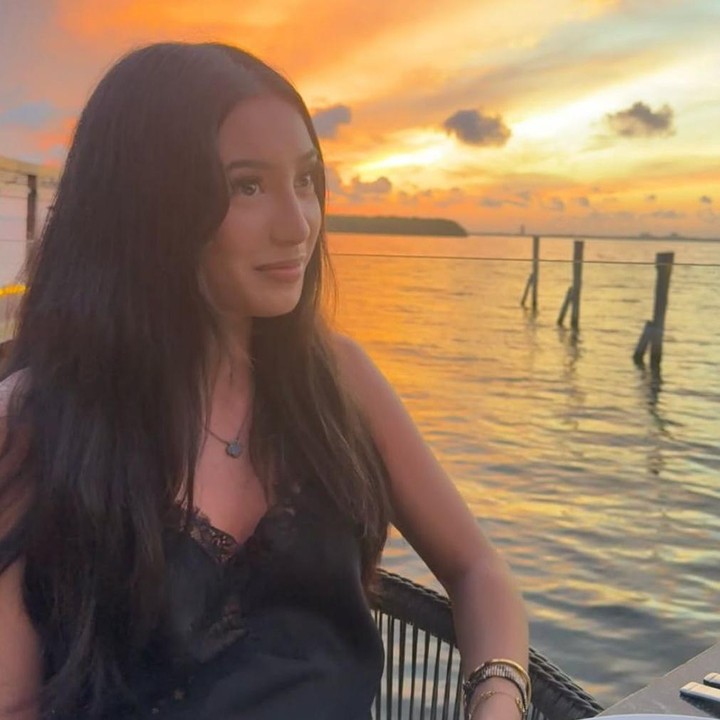 <p>Mengintip dari laman Instagramnya, penyanyi asal Indonesia ini kerap membagikan potret sang putri, Bunda. Berdarah blasteran, dari sang ayah yang asal Prancis dan ibu Indonesia, Kirana tumbuh cantik mewarisi kecantikan khas perempuan Indonesia. (Foto: Instagram @anggun_cipta)</p>