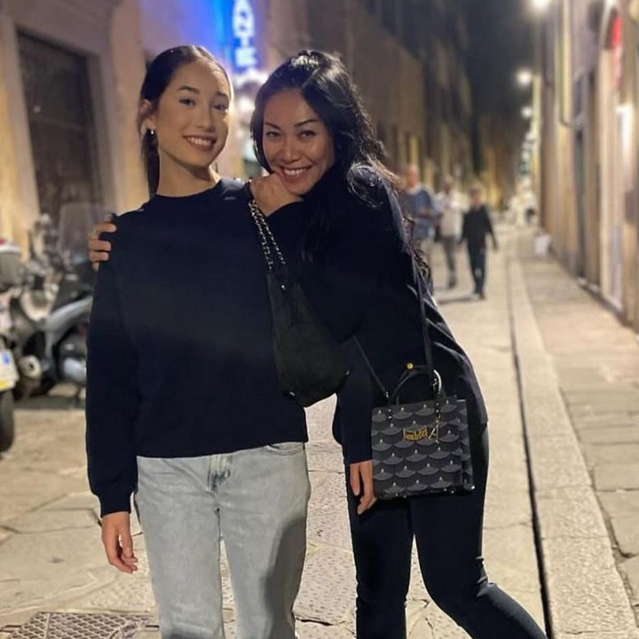 <p>Anggun juga sempat membagikan momen saat dirinya tengah <em>hangout</em> bersama putrinya, beberapa waktu lalu. Melihat beberapa potretnya di Instagram, tak sedikit netizen yang terpana dan memuji sosok Kirana. (Foto: Instagram @anggun_cipta)</p>