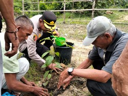Polsek Kampar dan Ninik Mamak Hijaukan Stadion Lipatkain Perkuat Green Policing