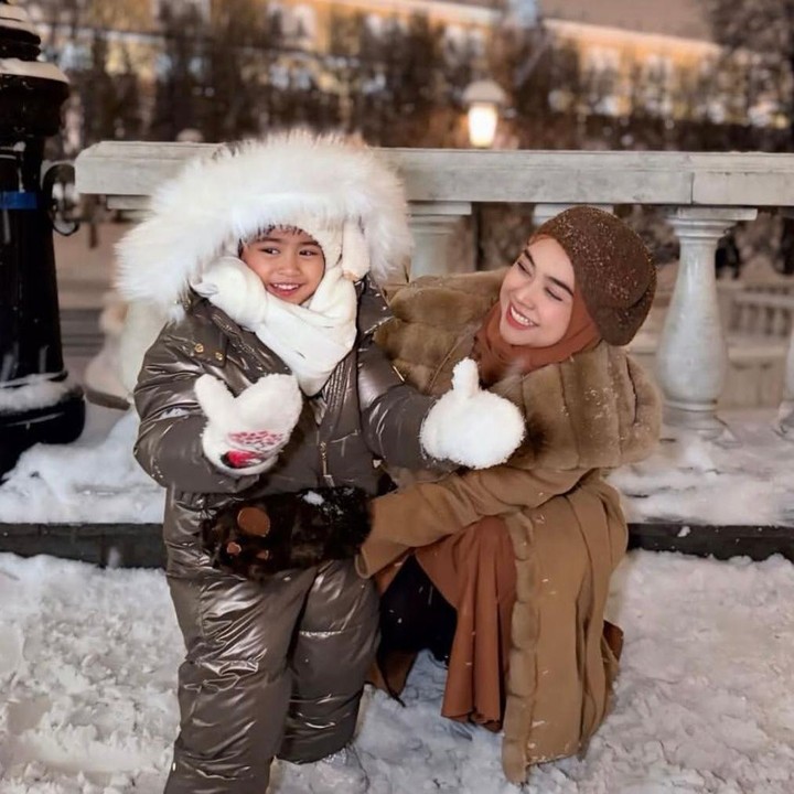 <p>Youtuber Ria Ricis dikaruniai seorang putri cantik bernama Cut Raifa Aramoana atau yang akrab disapa Moana, dari pernikahannya dengan Teuku Ryan. Setelah berpisah dengan sang mantan suami, kini Ria Ricis fokus membesarkan Moana seorang diri. (Foto: Instagram @riaricis1795)</p>