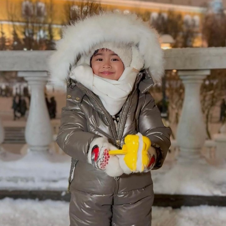 <p>Moana lahir pada 26 Juli 2022, Bunda. Sejak awal kelahirannya, Si Kecil ini sudah berhasil mencuri perhatian netizen, lho. Bukan hanya karena dirinya anak dari Youtuber terkenal, Moana juga sempat jadi sorotan usai mendapat warisan kos-kosan dan mobil mewah. (Foto: Instagram @riaricis1795)</p>