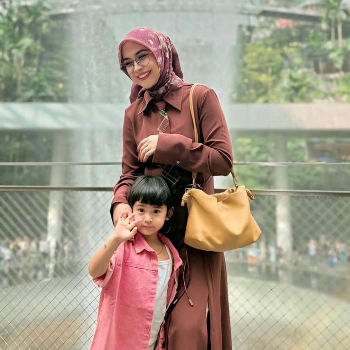 <p>Ya, putri Ria Ricis ini telah resmi menjadi juragan kosan dengan delapan kamar sekaligus, lho. Momen bahagia ini pun dibagikan langsung lewat unggahan di Instagram sang Bunda, Ria Ricis, yang sekaligus membagikan surat tanda tangan penyerahan aset tersebut. &ldquo;Dengan ini saya nyatakan, kosan 8 kamar kini SAH jadi milik rekan saya @aramoanadaily,&rdquo; tulis Ricis. (Foto: Instagram @riaricis1795)</p>