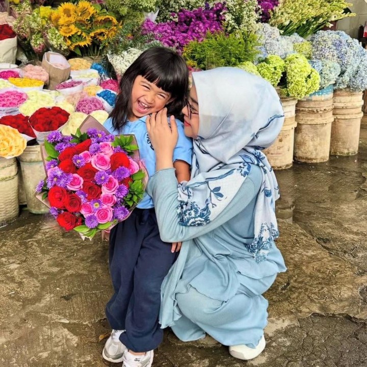 <p>Di usianya yang kini baru menginjak tiga tahun, Moana tumbuh ceria dan kerap menjadi &lsquo;pelipur lara&rsquo; sang Bunda. Dalam beberapa momennya di Instagram, Moana juga selalu setia menemani Ria Ricis di berbagai kesempatan. (Foto: Instagram @riaricis1795)</p>