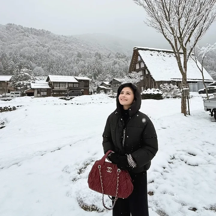 <p>Prilly Latuconsina tengah menikmati liburan musim dingin di Jepang bersama sang kekasih, Omara Esteghlal. Aktris 29 tahun ini membagikan momen saat bermain salju. Namun, di balik foto tersebut, Prilly mengaku sempat menangis karena tak kuat menahan dingin. &ldquo;Di Jakarta AC suhu 18 aja enggak kuat, di sini malah main salju. Percayalah abis foto ini aku nangis karena kaki berasa beku,&rdquo; tulisnya, dikutip dari laman Instagram <em>@prillylatuconsina96,</em> Selasa (6/1/2026). (Foto: Instagram @prillylatuconsina96)</p>