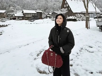 Deretan Artis Nikmati Hamparan Salju saat Liburan, Ada yang Nangis karena Kaki Terasa Beku