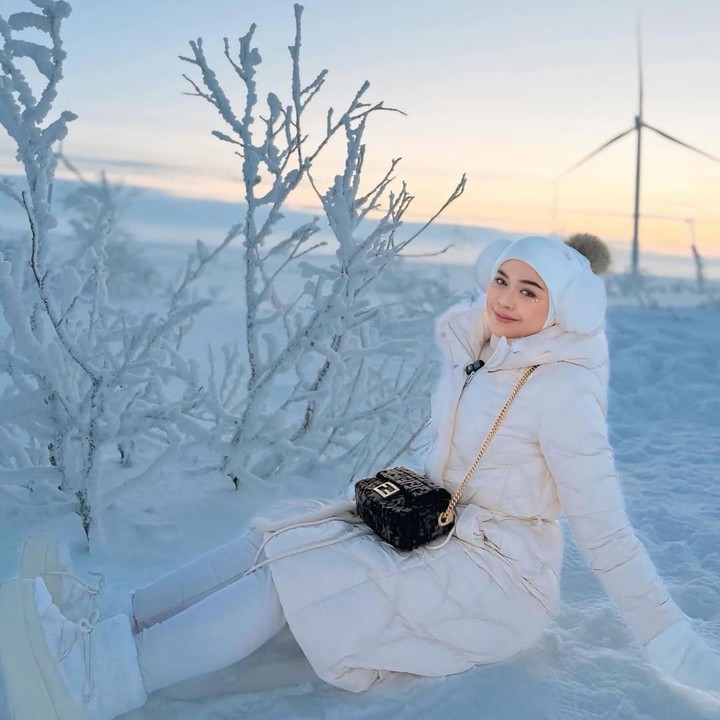 <p>Ria Ricis turut menghabiskan awal tahun dengan berlibur ke luar negeri. Meski suhu mencapai minus 40 derajat Celsius, ia tetap mengabadikan momen duduk santai di hamaran salju. &ldquo;Pagi, nongkrong yuk,&rdquo; tulis Ricis, dikutip dari laman Instagram <em>@riaricis1795.</em> Tak sendirian, ia juga pergi bersama putri semata wayangnya, Moana.&nbsp;(Foto: Instagram @riaricis1795)</p>