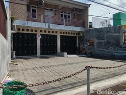 Momen Menegangkan Penggerebekan Markas Scam Jaringan Internasional di Sleman