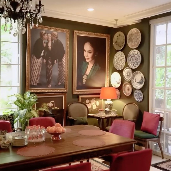 <p>Yuni Shara pun mengaku suka dengan koleksi <em>vintage</em>. Bahkan, beberapa pajangannya ada yang merupakan barang bekas. &ldquo;Iya (suka <em>stuff vintage</em>), semuanya ada yang bekas kok aku belinya,&rdquo; ungkap Yuni.&nbsp;(Foto: YouTube Melaney Ricardo)</p>