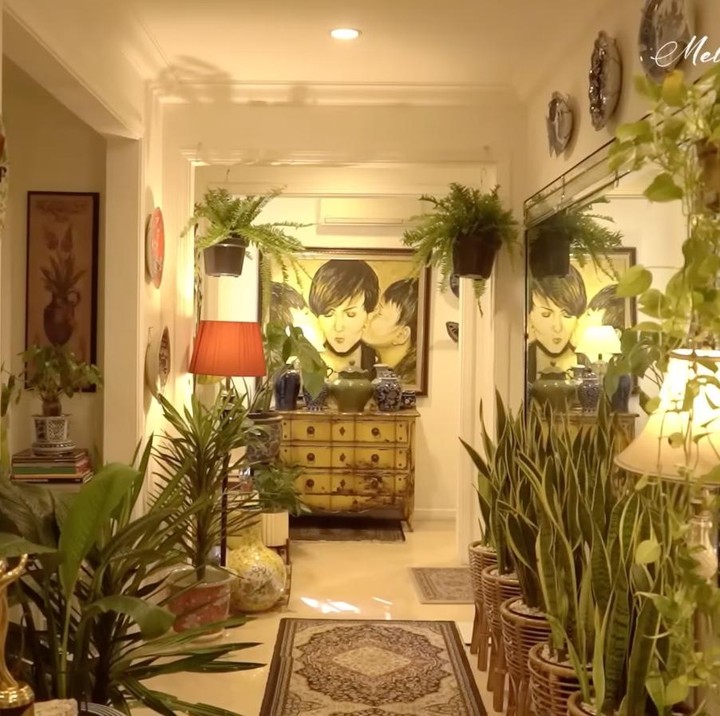 <p>Kakak Krisdayanti ini juga memperlihatkan sebuah lorong di rumahnya yang dihiasi banyak tanaman hias. Alih-alih rajin memberikan pupuk, Yuni mengaku lebih sering mengajak ngobrol tanamannya agar tumbuh subur. &ldquo;Ini enggak dikasih pupuk, siram-siram aja. Suka diajak ngomong sih, dulu dipikir orang gila tapi aku suka gitu &lsquo;yang betah yang cantik ya tumbuhnya&rsquo; gitu,&rdquo; ujarnya.&nbsp;(Foto: YouTube Melaney Ricardo)</p>