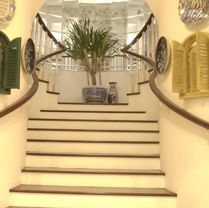 <p>Salah satu area rumahnya yang menarik perhatian adalah tangga menuju ke lantai dua yang terbelah menjadi dua arah. Yuni mengatakan ini seringkali menjadi <em>spot </em>andalan ketika foto. &ldquo;Jadi spot andalan fotografer sebenarnya,&rdquo; tuturnya.&nbsp;(Foto: YouTube Melaney Ricardo)</p>