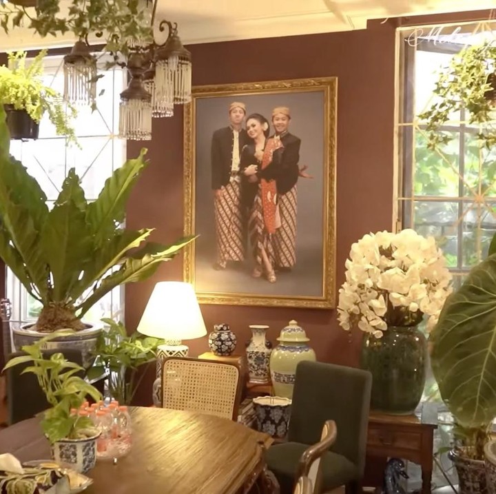 <p>Penyanyi 53 tahun ini pernah memperlihat setiap sudut rumahnya lewat sebuah video yang diunggah di kanal YouTube milik Melaney Ricardo. Dalam unggahan itu, terlihat bahwa rumahnya dipenuhi dengan hiasan <em>vintage</em> dan tanaman, Bunda.&nbsp;(Foto: YouTube Melaney Ricardo)</p>