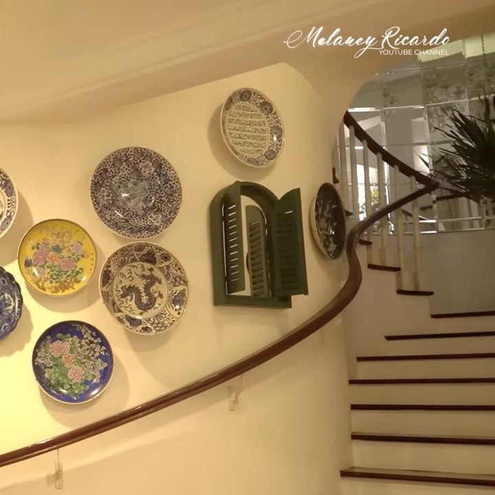 <p>Yuni Shara pun mengaku sebagian besar dinding di rumahnya dipenuhi dengan koleksi piring-piring keramik cantik. &ldquo;Banyak tanaman, banyak pajangan. Ini piring-piring kuno aku tuh koleksi kayak yang pecah belah, tapi yang kuno, terus keramik-keramik yang kayak China gitu,&rdquo; tutur Yuni, dikutip dari kanal YouTube <em>Melaney Ricardo,</em> Selasa (6/1/2026).&nbsp;(Foto: YouTube Melaney Ricardo)</p>
