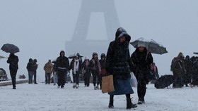 FOTO: Paris Membeku Dilanda Salju Ekstrem Awal Tahun