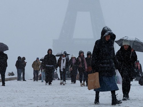 FOTO: Paris Membeku Dilanda Salju Ekstrem Awal Tahun
