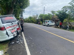 Minibus Tabrak Ambulans Parkir hingga Ringsek di Jalan Denpasar-Gilimanuk