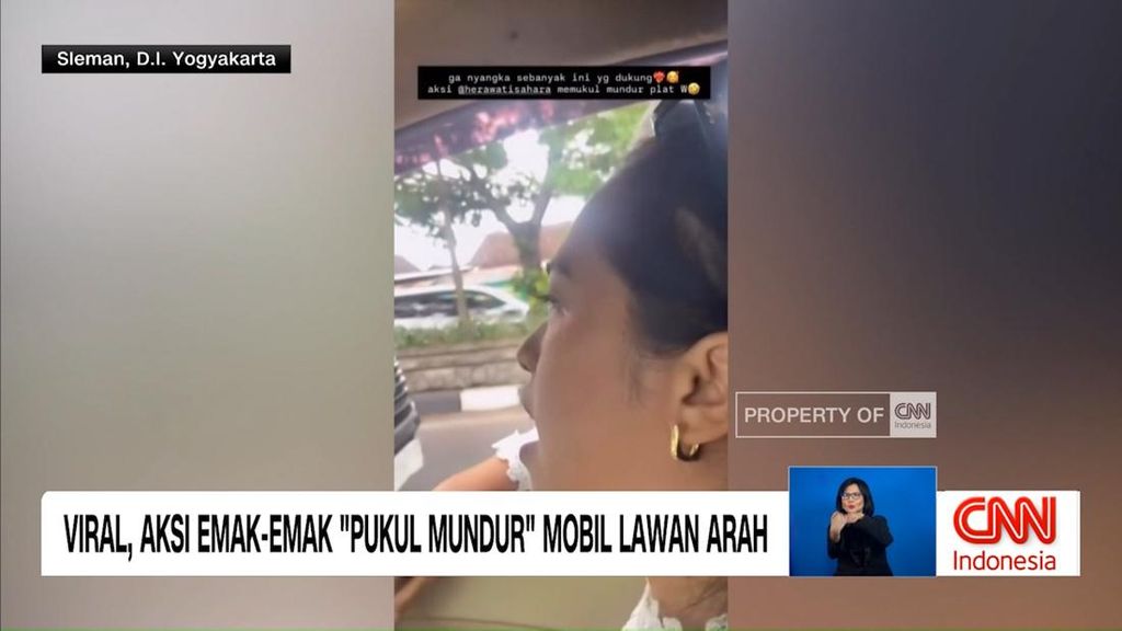 VIDEO: Viral, Aksi Emak-emak "Pukul Mundur" Mobil Lawan Arah