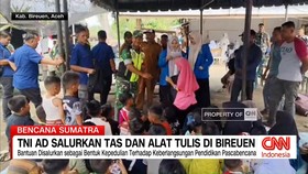 VIDEO: TNI AD Salurkan Tas dan Alat Tulis untuk Anak Terdampak Banjir