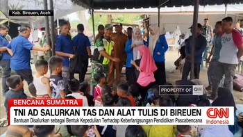 VIDEO: TNI AD Salurkan Tas dan Alat Tulis untuk Anak Terdampak Banjir