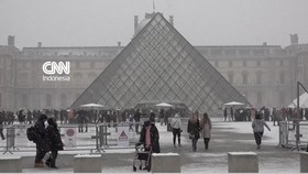 Turis dan Warga Berbahagia Kala Paris Berselimut Salju