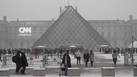Turis dan Warga Berbahagia Kala Paris Berselimut Salju