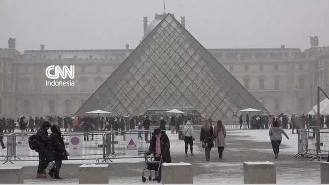 Turis dan Warga Berbahagia Kala Paris Berselimut Salju