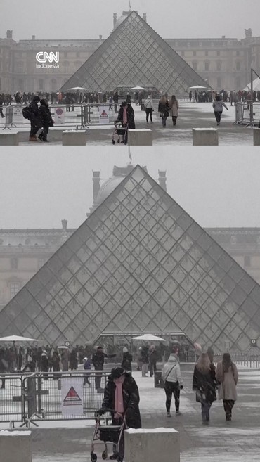 Turis dan Warga Berbahagia Kala Paris Berselimut Salju