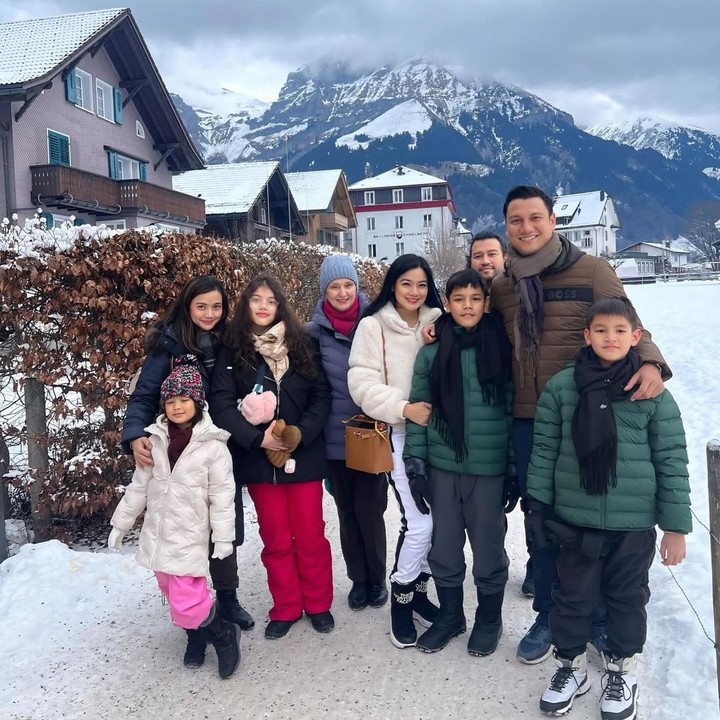 <p>Titi Kamal dan Christian Sugiono juga mengajak keluarga besar berlibur ke Swiss Momen kebersamaan tesebut dibagikan Titi saat mereka sedang menyusuri kota yang diselimuti salju. &ldquo;Keluarga,&rdquo; tulis Titi, dikutip dari laman Instagram <em>@titi_kamall.&nbsp;</em>(Foto: Instagram @titi_kamall)</p>