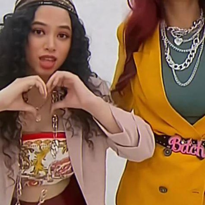 <p>Dalam video musik <em>Handle It</em> yang dibagikannya di Instagram, Wizzy terlihat memamerkan baby bump kehamilannya saat bernyanyi. Di lagu ini, Wizzy berduet dengan penyanyi dan rapper bernama Fangtatis. (Foto: Instagram @wizzyofficial_)</p>