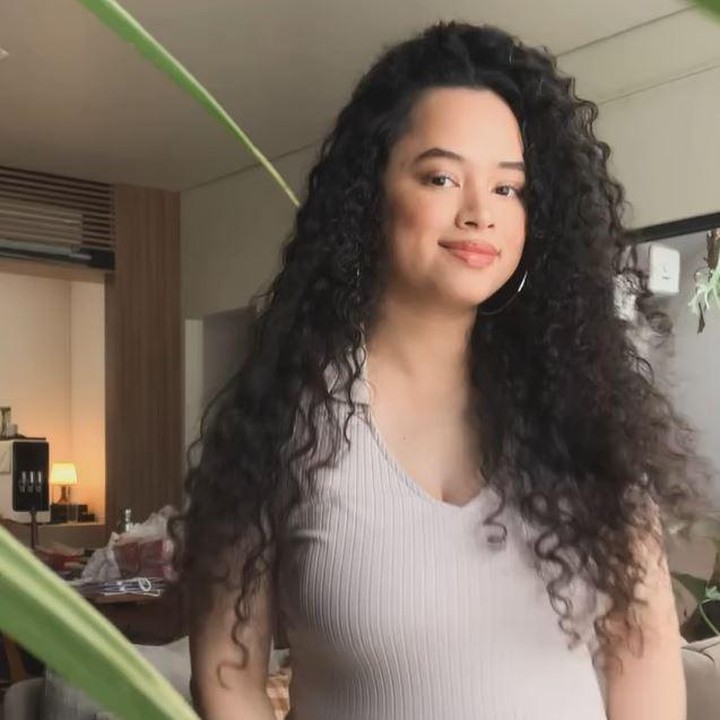 <p>Penyanyi Wizzy sebentar lagi melahirkan anak keduanya, Bunda. Saat ini, usia kehamilan Wizzy sudah memasuki trimester ketiga. Meski sedang hamil besar, Wizzy masih terlihat aktif bekerja. (Foto: Instagram @wizzyofficial_)</p>