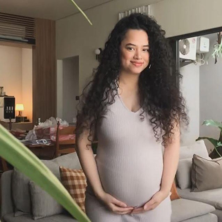 <p>Di momen pergantian tahun, Wizzy kembali mem-posting foto kehamilannya dan foto bersama sang putra. Melalui unggahan ini, Wizzy menuliskan rasa syukurnya karena bisa dipercaya untuk kembali hamil. "Aku juga menanti kehadiran anak ke-2. Datangnya lebih cepat dari rencana, <em>but the universe always knows how to surprise me</em>. Aku sangat bersyukur ada pintu kehidupan lain yang terbuka, yang membawaku belajar banyak hal. Tentang sabar, takut, kuat, dan menerima," tulisnya. (Foto: Instagram @wizzyofficial_)</p>