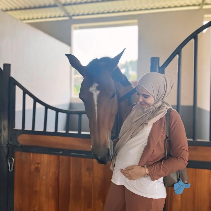 <p>Bukan kali ini saja Zaskia mengunjungi kuda kesayangannya saat hamil anak kedua. Beberapa waktu lalu, kakak Shireen Sungkar ini datang berkunjung ke kandang kuda untuk bertemu Cresscent dan kuda kesayangannya yang lain, yakni Illani. "<em>My two brownies. Illani and Cresscent. MasyaAllah Tabarakallah</em>," tulisnya. (Foto: Instagram @zaskiasungkar15)</p>