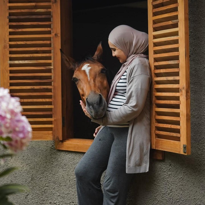 <p>Sebelum hamil anak kedua, Zaskia memang memiliki hobi berkuda. Selama hamil ini, Zaskia tampaknya memutuskan untuk rehat dari hobinya tersebut. Beberapa bulan terakhir, istri Irwansyah ini lebih banyak menghabiskan waktu bersama keluarga. (Foto: Instagram @zaskiasungkar15)</p>