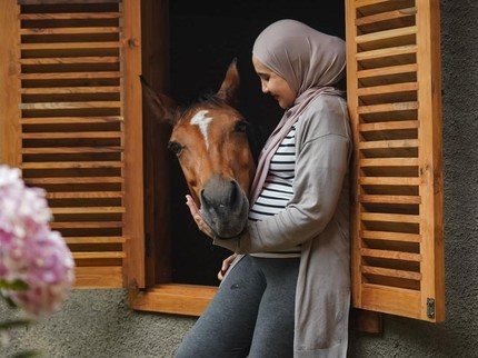 Jelang Melahirkan Anak Kedua, Zaskia Sungkar Bagikan Momen Bersama Kuda Kesayangan