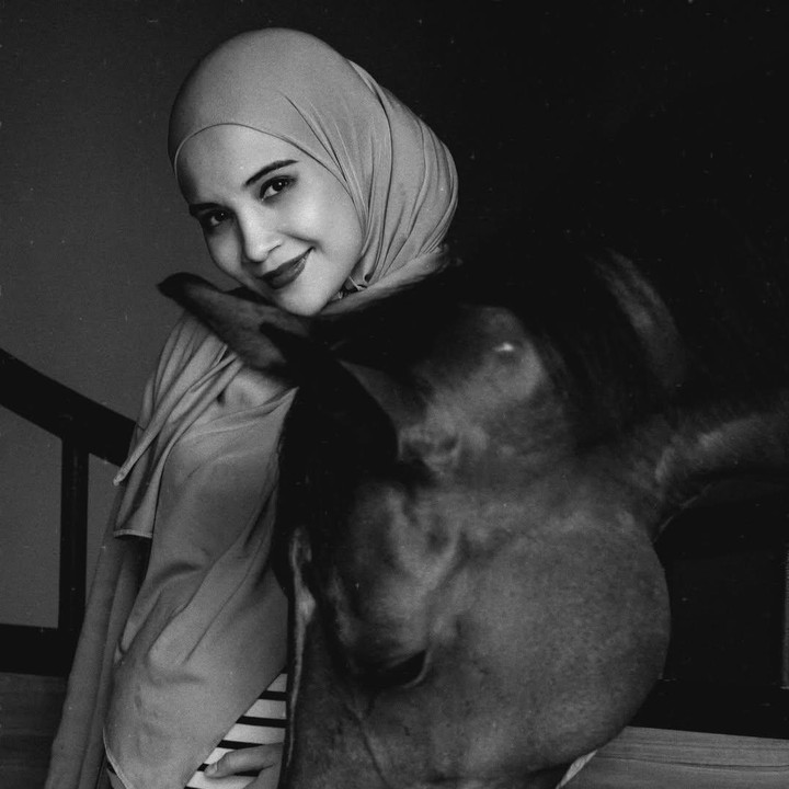 <p>Artis Zaskia Sungkar tengah menikmati masa kehamilan keduanya yang diketahui baru memasuki trimester ketiga. Jelang kelahiran anak keduanya, Zaskia membagikan momen spesial saat menjenguk kuda kesayangan, Bunda. (Foto: Instagram @zaskiasungkar15)</p>