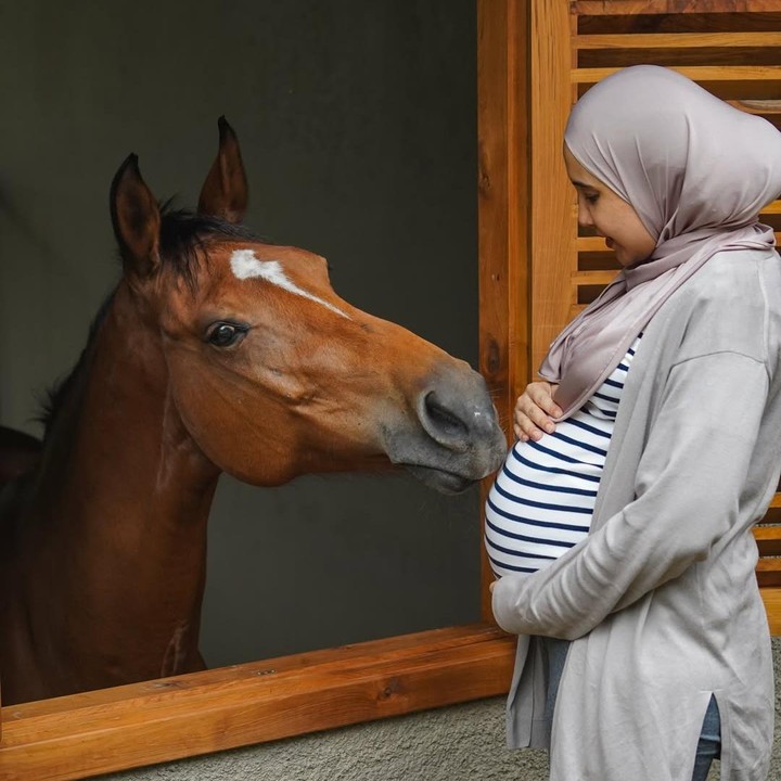 <p>Dalam satu foto, Zaskia memperlihatkan keakrabannya dengan Cresscent. Ia mendekati Cresscent sambil menunjukkan <em>baby bump </em>kehamilannya yang sudah terlihat besar. Kuda kesayangan Zaskia terlihat begitu jinak saat berada di dekat pemiliknya. (Foto: Instagram @zaskiasungkar15)</p>