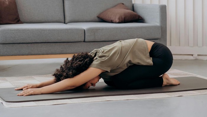 5 Manfaat Peregangan Sebelum Tidur, Bisa Bikin Tidur Lebih Nyenyak!