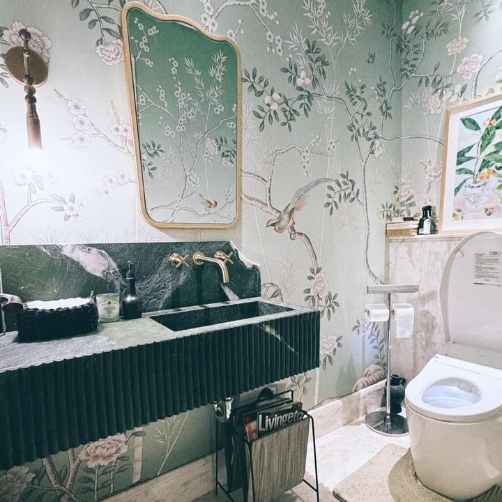 <p>Masuk ke kamar mandi Raisa, desainnya terlihat begitu estetik, Bunda. Ia memilih <em>wallpaper</em>&nbsp;berwarna hijau dengan motif burung dan pohon yang memberikan nuansa segar. Di sisi kiri, tampak area wastafel lengkap dengan kabinet dan cermin yang rapi. Sementara itu, di bagian kanan terdapat WC dengan lukisan tanaman yang menghiasi dinding di atasnya. (Foto: Instagram @raisa6690)</p>