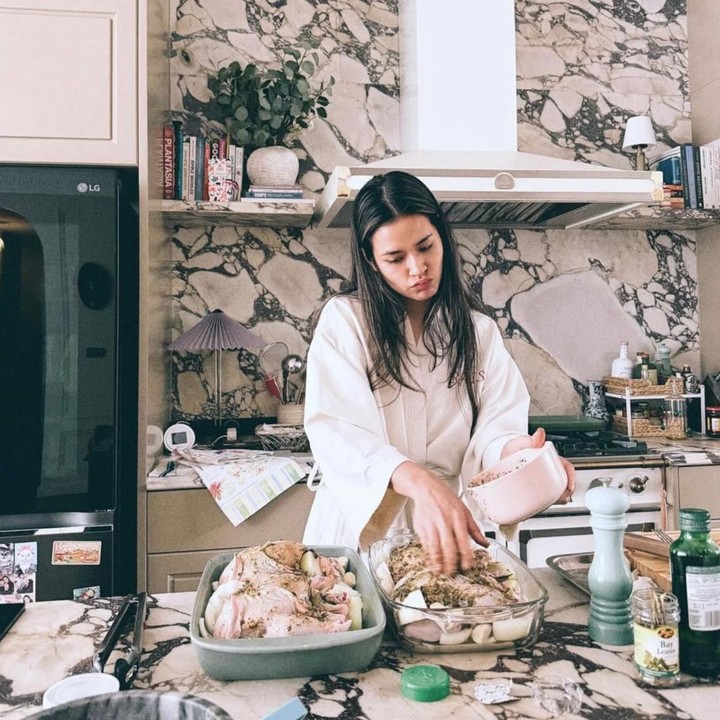 <p>Salah satu sudut rumah Raisa yang tak kalah menarik untuk Bunda intip ialah bagian dapurnya. Dapurnya didesain dengan warna putih, dipadukan dengan marmer yang menutupi bagian mozaik dan<em> kitchen island</em>. Raisa juga menambahkan ornamen tanaman dan beberapa buku di rak dindingnya. Potret setiap sudut rumahnya pun <em>auto</em> menuai pujian dari netizen. "MasyaAllah... Sukaak sama desain Rumahnya . Rumahnya sungguh estetik dan berkelas," kata <em>@mka****</em>. "Argh dari dulu selalu suka sama kamar Raisa dari zaman remaja, semakin suka banget liat sekarang," ungkap <em>@mit****</em>. "Cakep banget rumahnya," tambah<em> @ida****</em>. (Foto: Instagram @raisa6690)</p>