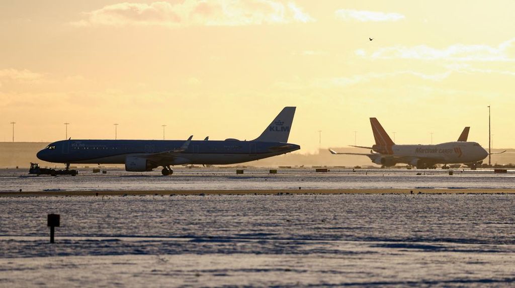 Ratusan Penerbangan Dibatalkan di Belanda Akibat Badai Salju