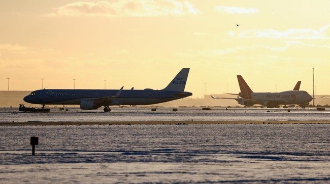 Ratusan penerbangan di Belanda dibatalkan pada Rabu (7/1) akibat badai salju yang semakin buruk dan memicu gangguan perjalanan di sejumlah negara.