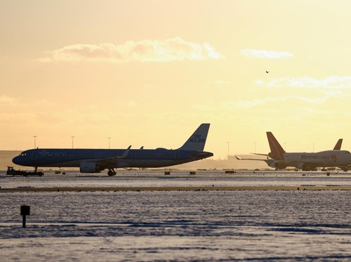 Ratusan Penerbangan Dibatalkan di Belanda Akibat Badai Salju