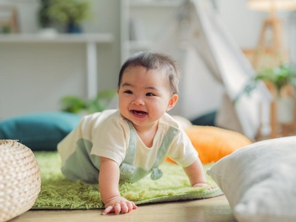 Bayi 8 Bulan Belum Bisa Merangkak, Harus Bagaimana?