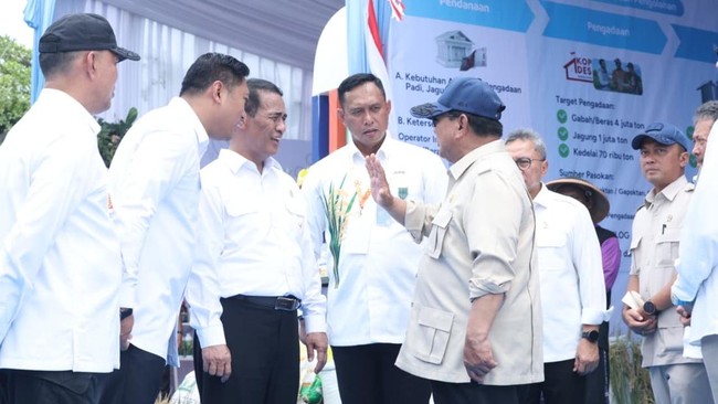 Perum Bulog menerima penghargaan dari Presiden Prabowo atas kontribusinya dalam swasembada pangan 2025 dalam acara Panen Raya Nasional.