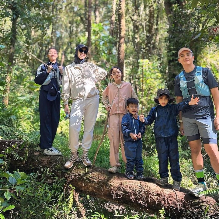 <p>Melalui unggahan di Instagram, Fanny sering membagikan momen kebersamaan dengan suami berserta putra dan putrinya. Misalnya, di libur awal tahun ini, Fanny bersama suami mengajak anak-anaknya liburan. Alih-alih ke mall, Fanny mengajak keempat anaknya <em>trekking</em> untuk menikmati keindahan alam di libur sekolah kali ini. "Pertama kali <em>trekking</em> bareng anak-anak sambil gantian gendong Zayne. Idenya Papa Zacky nih ngajakin kita jalan dari Lembah lumut - Upas hill. Semua <em>happy</em> exploring nature, cuacanya pas, udaranya seger,,yuk <em>InsyaAllah</em> kita <em>trekking</em> lagi ya!" tulisnya dalam unggahan di Instagram. (Foto: Instagram @fannyfabriana)</p>