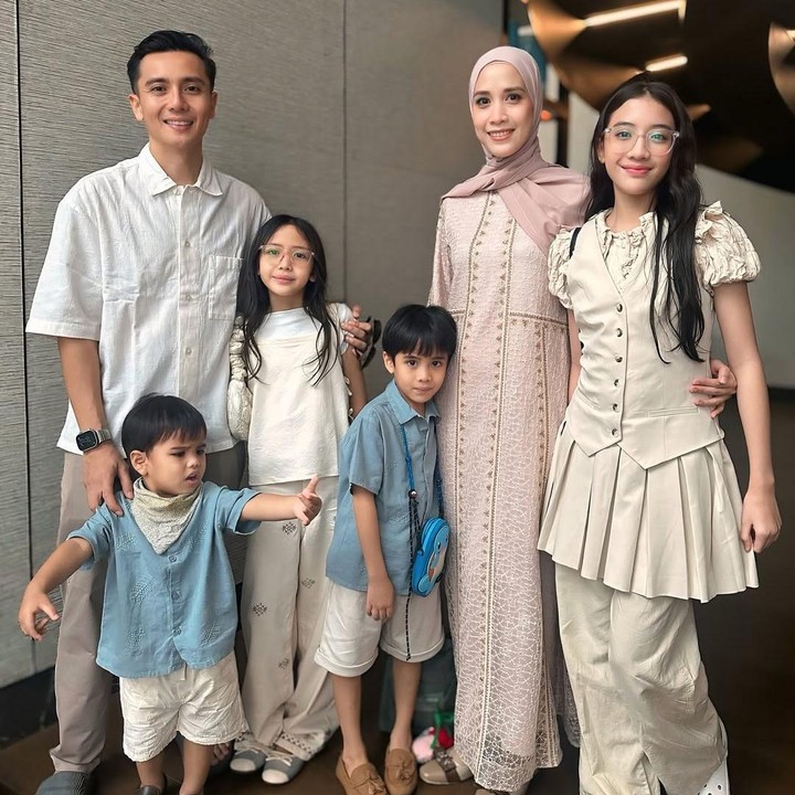 <p>Aktris Fanny Fabriana resmi menikah dengan Zacky Badruddin pada 9 Juli 2011. Dari pernikahan ini, keduanya dikaruniai empat anak, yakni Kimora, Kaiza, Dylan, dan Zayne.(Foto: Instagram @fannyfabriana)</p>
