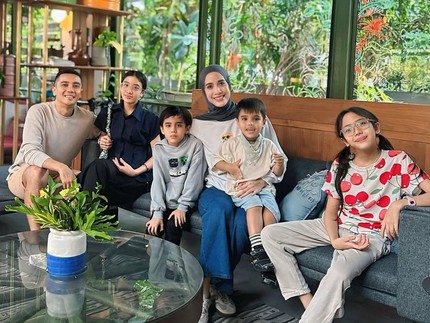 5 Potret Fanny Fabriana Bareng Suami dan Empat Anak