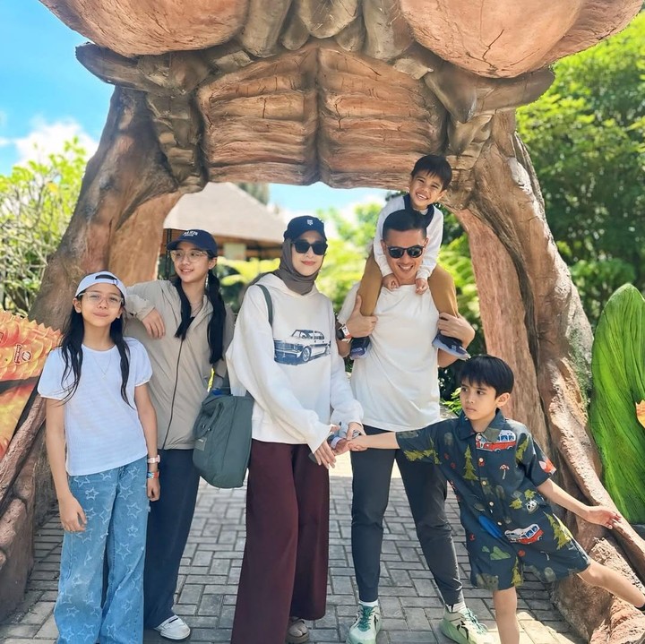 <p>Selain <em>trekking</em>, Fanny juga mengajak anak-anak pulang ke kampung halamannya. Fanny mengajak keempat anaknya berwisata ke Lembang Park & Zoo di Jawa Barat. Di liburan kali ini, Fanny mengaku bahagia karena bisa <em>quality time</em> dengan anak-anaknya yang usaianya berbeda-beda. (Foto: Instagram @fannyfabriana)</p>