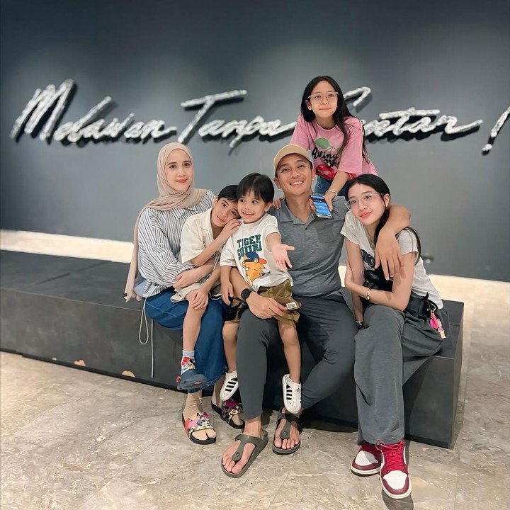 <p>Beberapa waktu lalu, Fanny juga pernah membagikan potret dengan suami dan keempat anaknya saat jalan-jalan bersama. Melalui <em>postingan</em> ini, Fanny mengungkap perasaannya selama menjalani peran sebagai Bunda. "Pokonya sayang bangetttttt!!! Pasti aku banyak kurangnya tapi selalu berusaha kasih versi yang baik&rdquo; buat keluargaku. Saling ingetin, cara komunikasi yang baik saling sampein hal yang bikin ga enak itu penting banget. Maafin klo Mama Fanny terkadang jadi <em>tiger mom</em>,,diinget juga ya hal&rdquo; baik tentang aku. Semoga <em>our family</em> selalu dalam lindungan Allah ya @zackybadrudin tugas kita masih banyak dan masih panjang. InsyaAllah dikasih kemudahan," ungkap perempuan kelahiran Bandung ini. (Foto: Instagram @fannyfabriana)</p>