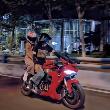 Buka Suara soal Heboh Foto Dirinya DIbonceng Cowok, Fuji: Itu Ojek